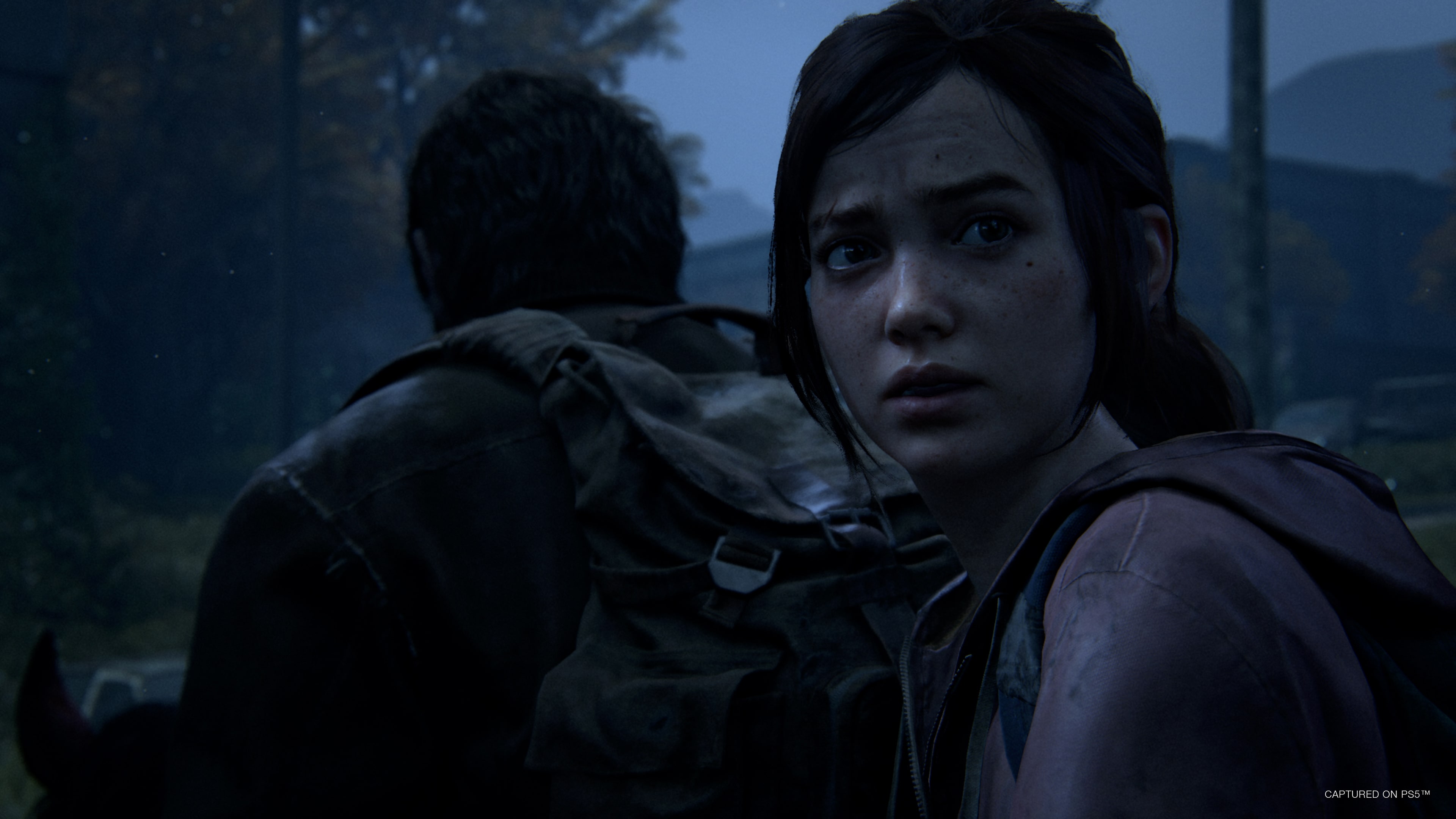 The Last of Us 中 Joel 与 Ellie 一起行动的官方游戏画面
